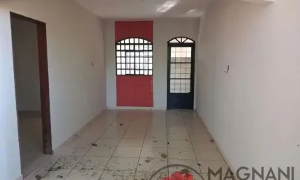 Casa em lote comercial, de esquina no parque das grevíleas
