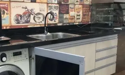 Sobrado em condomínio com 124m² - 2 dormitórios sendo 1 suíte com varanda, 2 banheiros e um lavabo,