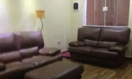 Linda casa toda reformada com fácil acesso a transportes publico e a comércios em geral.