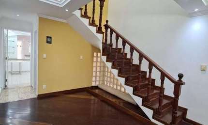 Sobrado com 3 suítes e  4 vagas em Vila Pires, Santo André/SP !!