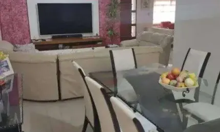 Sobrado com 4 dormitórios, 4 banheiros e com piscina em Bosque da Saúde/SP!