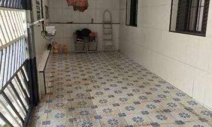 Casa com ótima localização e valor com 2 dormitórios, sala 2 ambientes, lavanderia, 2 vaga de garagem coberta em bairro tranquilo.