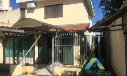 Ótimo Sobrado com 3 dormitórios, 5 vagas de garagem com amplo espaço em bairro tranquilo com ótima localização.
