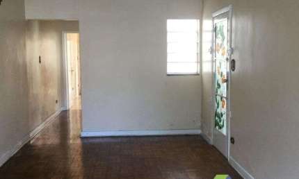 Ótima casa com 3 dormitórios, 5 vagas de garagem em bairro tranquilo e próximo a comércios e principais avenidas com excelente valor !