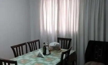 Casa com ótima localização com 2 dormitórios, 2 vagas de garagem com valor ,excelente!!!