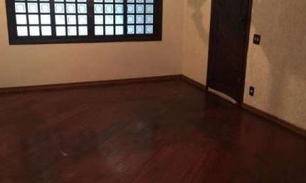 Lindo sobrado com 3 dormitórios, 2 vagas de garagem com excelente localização em bairro com fácil acesso a comércios e principais avenidas.