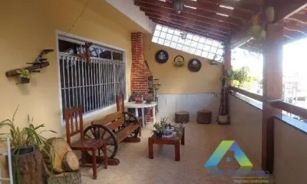 Linda casa com 3 dormitórios, 3 vagas, 3 banheiros área gourmet com fácil acesso a comércios e principais avenidas.