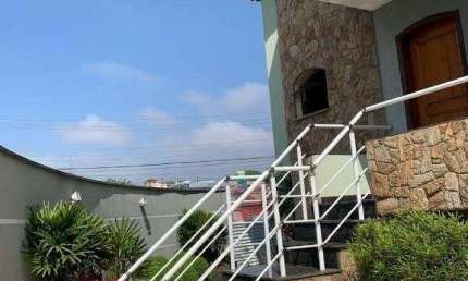 Sobrado alto Padrão, 5 suites,5 vagas de garagem área gourmet excelente localização.