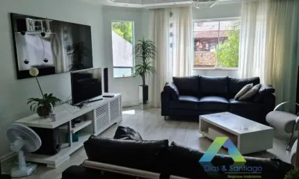 Sobrado com 3 Quartos e 3 banheiros à Venda, 250 m² por R$ 739.900