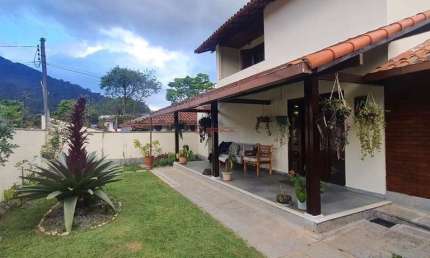 Casa com 3 quartos sendo 1 suíte, 239 m² em Calos Guinle - Teresópolis/RJ