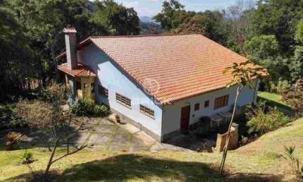 Casa com 4 quartos sendo 2 suítes com 4.864 m² de terreno em condomínio em Quebra Frascos - Teresópolis/RJ.