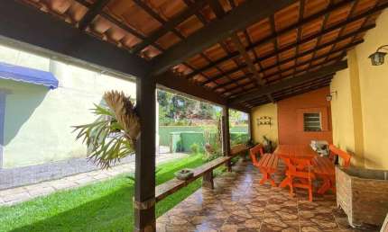Casa independente com 3 quartos sendo 1 suíte + casa de caseiro no Golfe - Teresópolis/RJ.