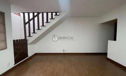 Casa geminada para locação de 2 quartos no caxangá, teresópolis/rj.