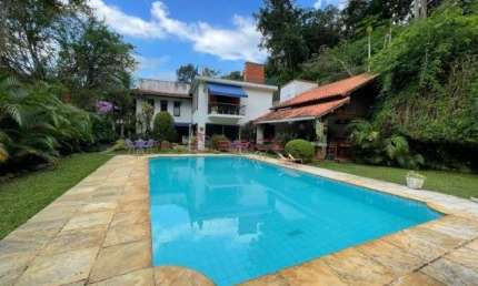 Casa com 5 quartos sendo 3 suítes em condomínio no Parque do Imbuí - Teresópolis/RJ.
