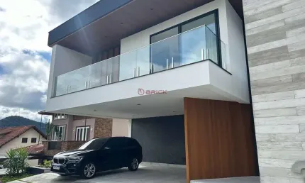 Casa de alto padrão novíssima com 4 suítes dentro de condomínio na Várzea - Teresópolis/RJ.