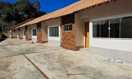 Casa com 2 quartos sendo 1 suíte em condomínio em Albuquerque - Teresópolis/RJ.