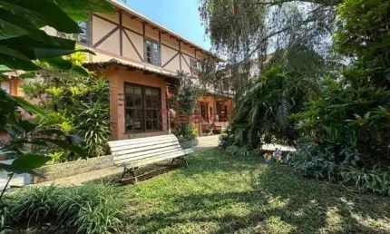 Casa com 4 quartos sendo 2 suítes no Parque São Luiz - Teresópolis/RJ.