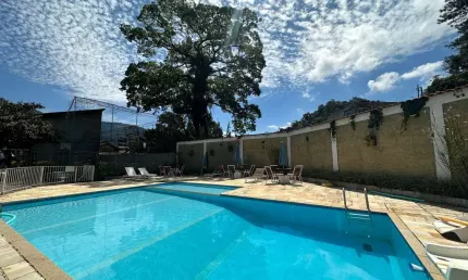 Casa com 3 quartos sendo 1 suíte em condomínio no Alto - Teresópolis/RJ.