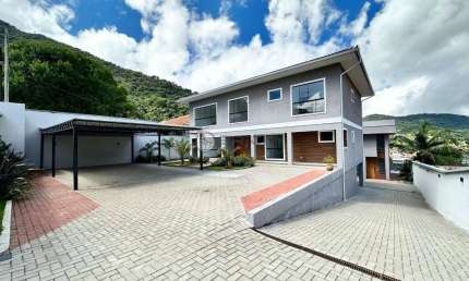Casa linear com 3 quartos sendo 2 suítes em condomínio no Alto - Teresópolis/RJ.