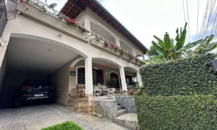 Casa independente com 4 quartos sendo 2 suítes no Vale do Paraíso - Teresópolis/RJ.