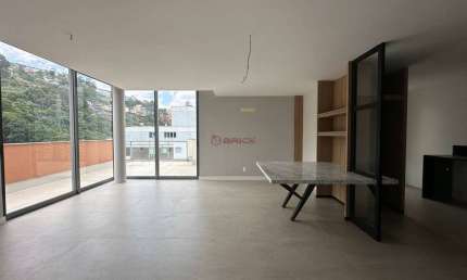 Cobertura linear com 3 quartos sendo 2 suítes em Agriões - Teresópolis/RJ.