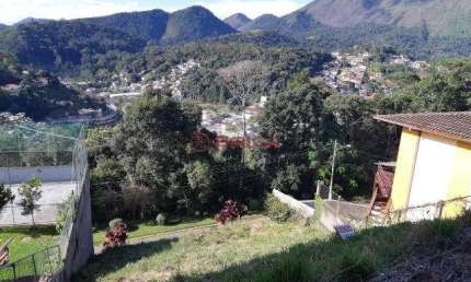 Terreno em declive com 400 m² em condomínio na Tijuca - Teresópolis/RJ.