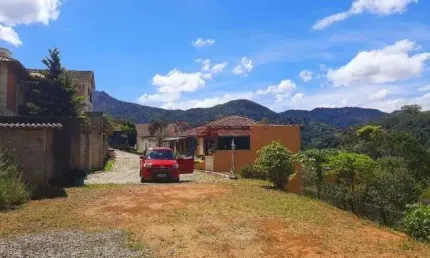 Terreno com 400 m² com platô em condomínio na cascata do imbuí - teresópolis/rj.