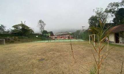 Terreno praticamente plano com 880 m² em condomínio em Quebra Frascos - Teresópolis/RJ.