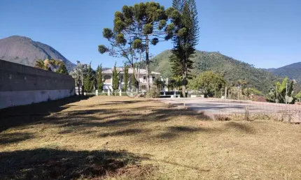 Terreno com 250 m² em declive em condomínio na Tijuca - Teresópolis/RJ.