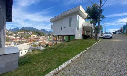 Terreno em declive com 250 m² na Tijuca - Teresópolis/RJ