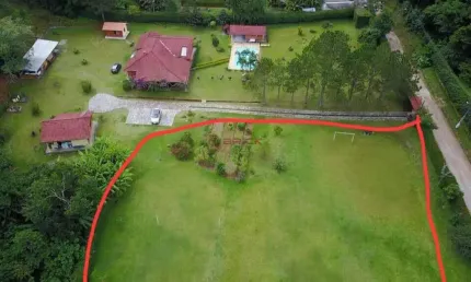 Terreno 100 % plano, com 3 mil m² dentro de condomínio em albuquerque - teresópolis/rj.