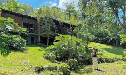 Casa linear com 3 quartos sendo 1 suíte em condomínio em Quebra Frascos - Teresópolis/RJ.