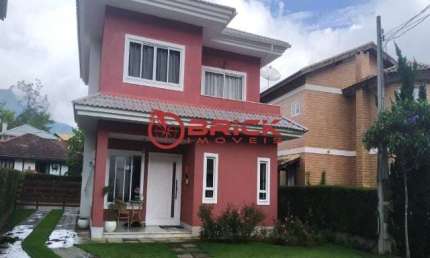 Excelente casa em condomínio com 3 quartos sendo 1 suíte cercada pela natureza em Vargem Grande.