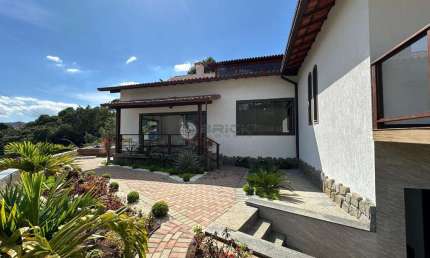 Casa independente com 4 quartos sendo 2 suítes no Parque São Luiz - Teresópolis/RJ.