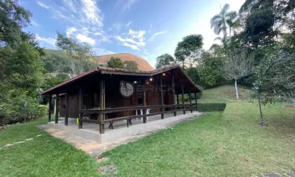 Casa linear com 3 quartos sendo 1 suíte, com 3.200 m² de terreno no Parque do Imbuí - Teresópolis/RJ.
