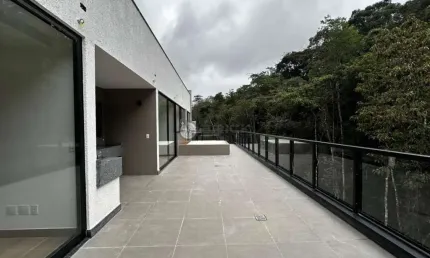 Cobertura linear com 3 quartos sendo 1 suíte, 145 m² no Alto - Teresópolis/RJ.
