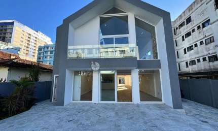 Casa comercial ou residencial à venda no Alto - Teresópolis/RJ.