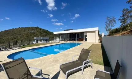Terreno em aclive com 364 m² em condomínio em albuquerque - teresópolis/rj.