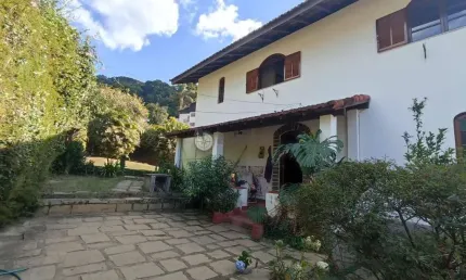 Casa para venda independente com 3 quartos no Golfe, Teresópolis/RJ.