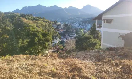 Terreno com 510 m² em declive no parque são luiz - teresópolis/rj.