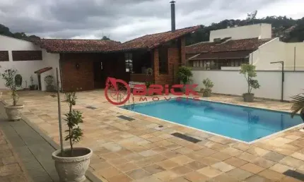 Casa com 4 quartos sendo 1 suíte na Tijuca - Teresópolis/RJ.