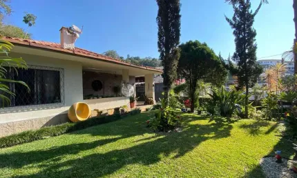 Casa para venda de 3 quartos com 400 m² de terreno + casa de caseiro no São Pedro, Teresópolis/RJ.