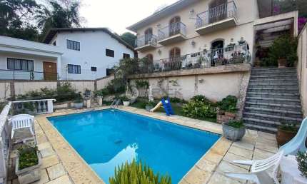 Casa independente com 3 quartos sendo 1 suíte, 600 m² de terreno no Vale do Paraíso - Teresópolis/RJ.