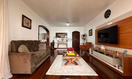 Apartamento com 4 quartos sendo 1 suíte + dependência, 170 m² em Agriões - Teresópolis/RJ.