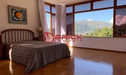 Casa independente com 4 quartos sendo 1 suíte na Iúcas - Teresópolis/RJ.