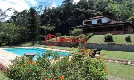 Casa com 4 quartos sendo 2 suítes, 8.000 m² de terreno em condomínio em Albuquerque - Teresópolis/RJ.