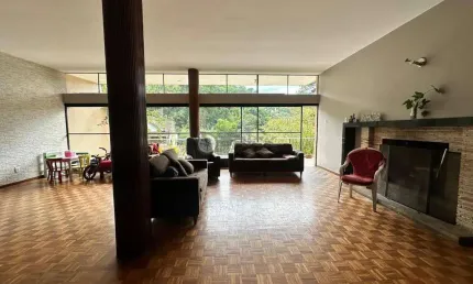 Casa à venda com 4 quartos sendo 1 suíte, 202.81 m² em Agriões - Teresópolis/RJ.