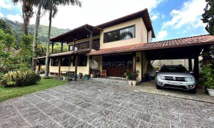 Casa para venda com 6 quartos sendo 3 suítes, 407 m² no Comary - Teresópolis/RJ.