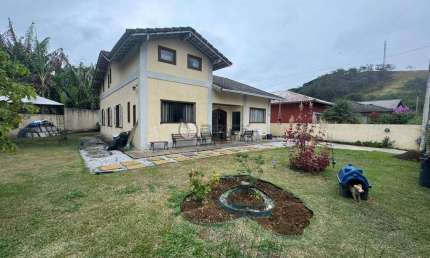 Casa à venda com 4 quartos sendo 1 suíte, 190 m² em Vargem Grande - Teresópolis/RJ.