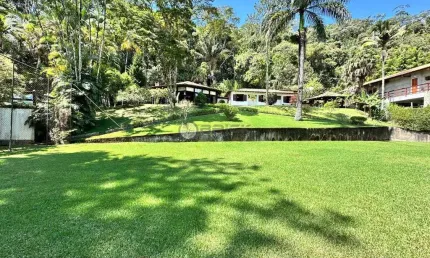 Casa à venda com 3 quartos + duas casas de caseiro, 4.000 m² de terreno em condomínio em Albuquerque - Teresópolis/RJ.